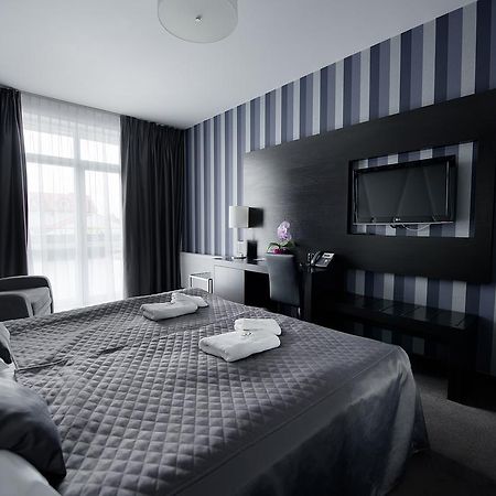 Hotel Grafit Kostomloty Pierwsze Exterior photo